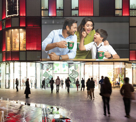 La publicidad de la cartelera P4 del quiosco de la exhibición llevó la señalización video de Digitaces para el centro comercial